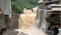 山洪暴发视频,视频记录惊险一幕